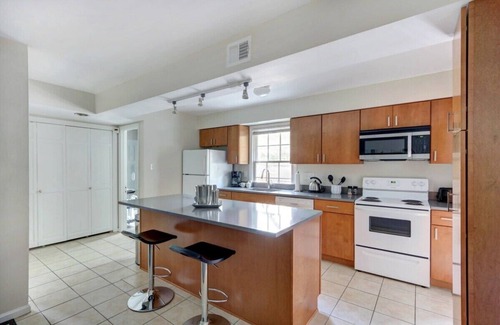 Historic Downtown Savannah Apartment | Cozy Modern Apartment w/Patio Off Jones Street!