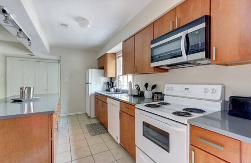 Historic Downtown Savannah Apartment | Cozy Modern Apartment w/Patio Off Jones Street!
