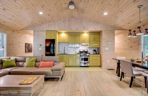 White Mills Cabin | Cozy Modern Cabin- Near Lake Wallenpaupack