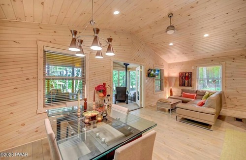 White Mills Cabin | Cozy Modern Cabin- Near Lake Wallenpaupack
