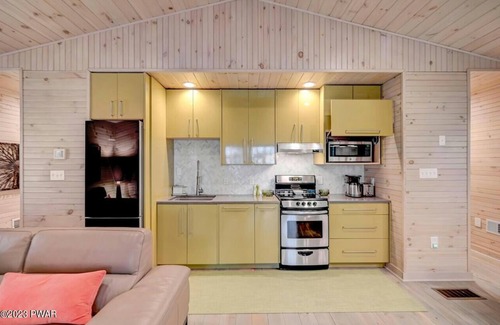 White Mills Cabin | Cozy Modern Cabin- Near Lake Wallenpaupack