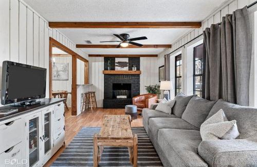 Uncertain House | Cozy Modern Cabin Wrv Site, Kayaks & Canoes