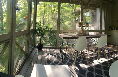 Harbert Cottage | Cozy modern cottage with treehouse