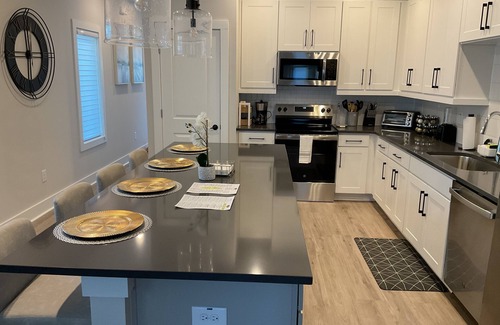 Durham House | Cozy Modern duplex 3 bed 3 bath Unit A with WiFi, AC in superb Durham