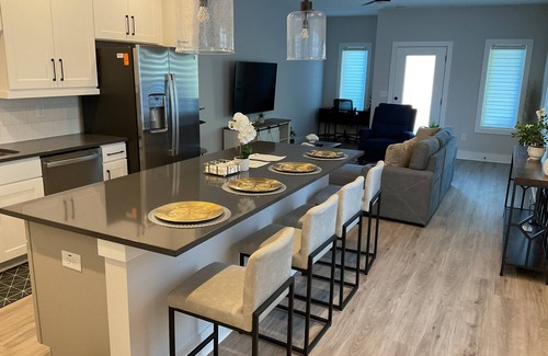 Durham House | Cozy Modern duplex 3 bed 3 bath Unit A with WiFi, AC in superb Durham