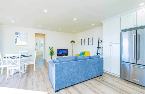 Altadena Apartment | Cozy Modern Escape with Balcony Near LA Hotspots#8