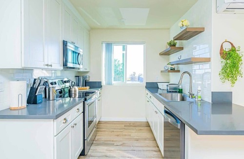 Altadena Apartment | Cozy Modern Escape with Balcony Near LA Hotspots#8