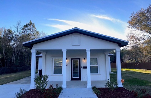 Waveland House | Cozy Modern Family Home Near Beach !