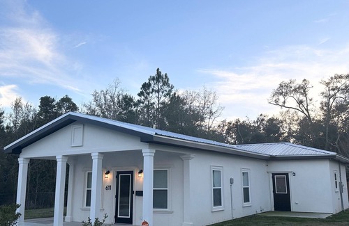 Waveland House | Cozy Modern Family Home Near Beach !