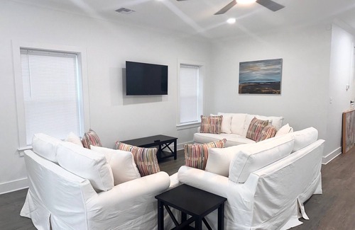 Waveland House | Cozy Modern Family Home Near Beach !