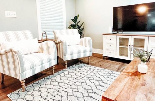 Clarksville House | Cozy Modern Farmhouse Retreat