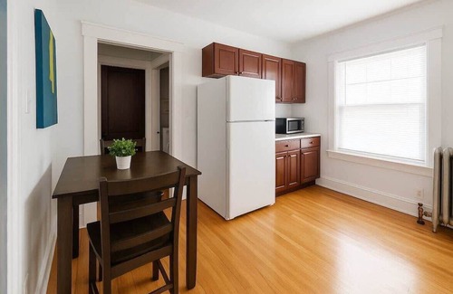 Lakeview Apartment | Cozy & Modern Getaway 1BR Apt