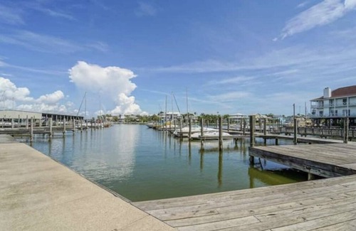 Clear Lake Shores Condo | Cozy Modern home on the Marina Bay
