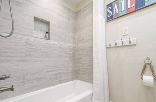 Clear Lake Shores Condo | Cozy Modern home on the Marina Bay