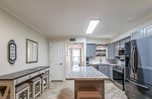 Clear Lake Shores Condo | Cozy Modern home on the Marina Bay
