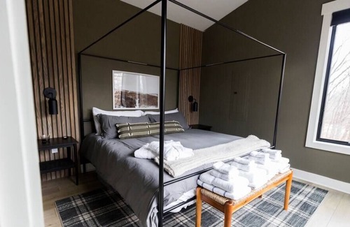 New Plymouth Apartment | Cozy Modern Sanctuary w/Hottub - Hocking Hills