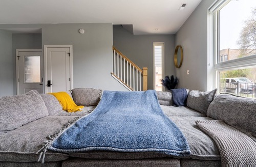 Grand Boulevard House | Cozy Modern Smart Home with a King Size Bed, Private Backyard and Patio