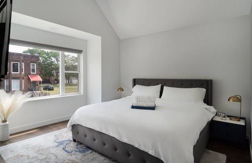 Grand Boulevard House | Cozy Modern Smart Home with a King Size Bed, Private Backyard and Patio