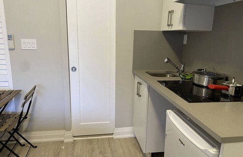 Palmerston Apartment | Cozy modern studio in the heart of Downtown Toronto. Walk to subway & university
