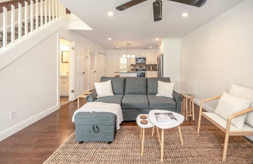 North Charleston House | Cozy, Modern Townhome - Walk to Park Circle!