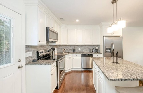 North Charleston House | Cozy, Modern Townhome - Walk to Park Circle!