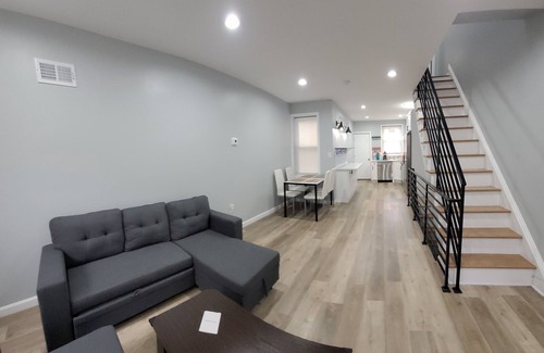 South Philadelphia West House | Cozy Modern townhouse minutes from Philadelphia tourist areas, sleep 9, wifi tv