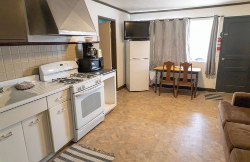 Almo Hotel | Cozy Motel Room With Lake Access