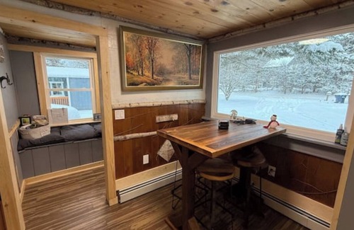 Jay House | Cozy mountain cabin - 10 min to skiing, hiking & biking