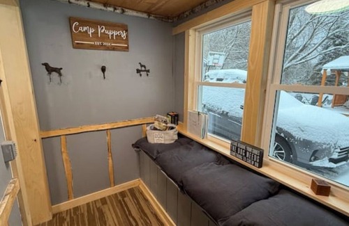 Jay House | Cozy mountain cabin - 10 min to skiing, hiking & biking