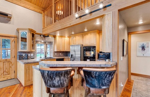 Darby Cabin | Cozy Mountain Cabin Close to Town