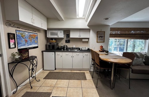 Crestline Apartment | Cozy Mountain Cabin Escape, 7 min to Lake Gregory