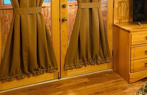 Dandridge Cabin | Cozy Mountain Cabin Game room Hot tub Fireplace
