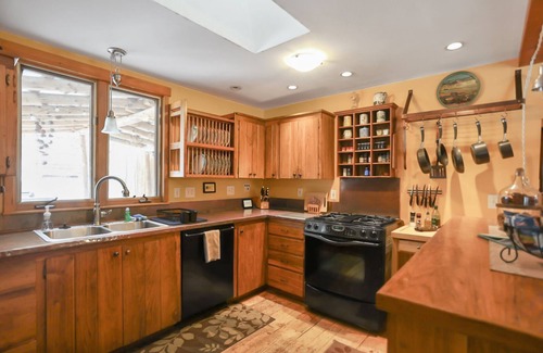 Black Hawk Cabin | Cozy mountain cabin close to hiking/biking, skiing, casinos, good food and more!