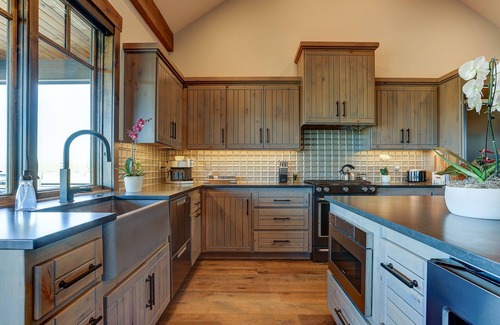 Sisters House | Cozy Mountain Escape Home with Amazing Views! Shared Pool-Hot tub