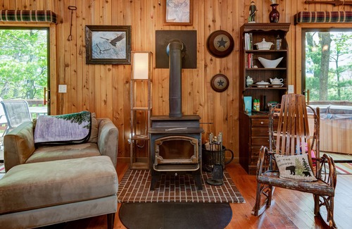 Waynesville House | Cozy Mountain Hideaway with wrap around deck, pano views, and hot tub! 🌳 🔥 ⛰