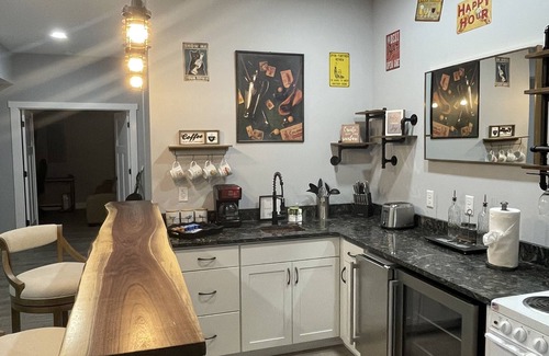 Leicester House | Cozy Mountain Home, Amazing Sunrises with a Hot Tub!