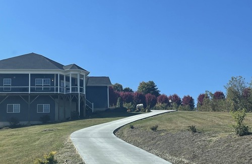 Leicester House | Cozy Mountain Home, Amazing Sunrises with a Hot Tub!
