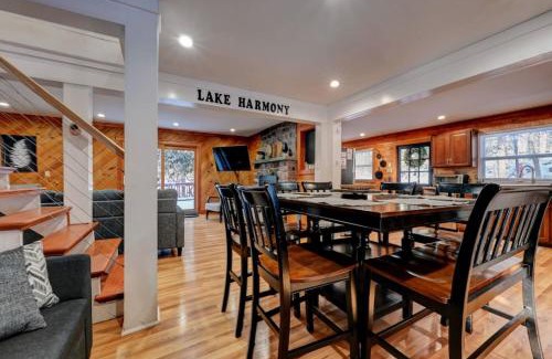 Lake Harmony Estates House | Cozy mountain house with beach access and firepit