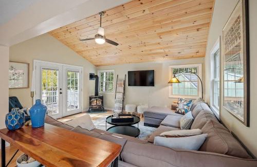 Gilford House | Cozy Mountain Retreat Fireplace Deck Near Lakes