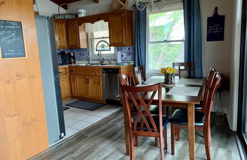 Unaka Cottage | Cozy Mountain Retreat! Lake & Mountain Views, Pet friendly! Fiber internet!