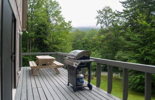West Dover House | Cozy Mountain Retreat with Deck about 3 Mi to Mount Snow