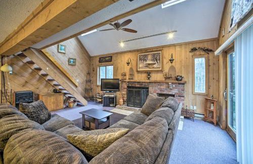 West Dover House | Cozy Mountain Retreat with Deck about 3 Mi to Mount Snow