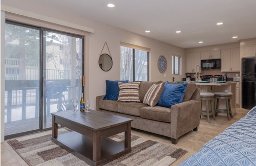 Mammoth Lakes Condo | Cozy Mountain Studio in Heart of Mammoth - Hot Tub and Close to Shuttle!