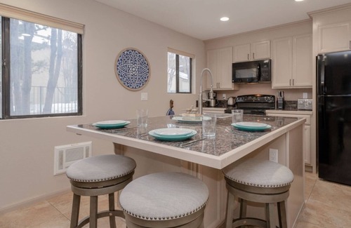 Mammoth Lakes Condo | Cozy Mountain Studio in Heart of Mammoth - Hot Tub and Close to Shuttle!