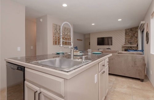 Mammoth Lakes Condo | Cozy Mountain Studio in Heart of Mammoth - Hot Tub and Close to Shuttle!