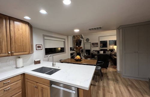 Park City House | COZY MOUNTAIN TOWNHOME! 2 POOLS, VOLLEYBALL, PICKLEBALL, CONCERTS! BOOK NOW!