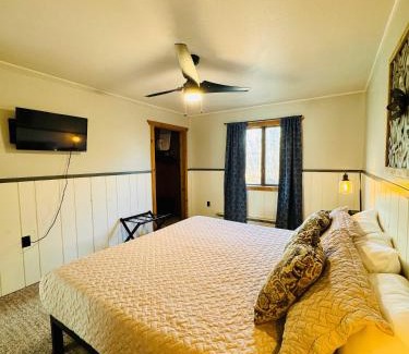 Bessemer House | Cozy Mountain View Condo at Powderhorn Mountain