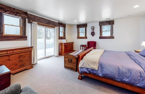 Granville House | Cozy mountain-view retreat abutting the National Forest with views from deck