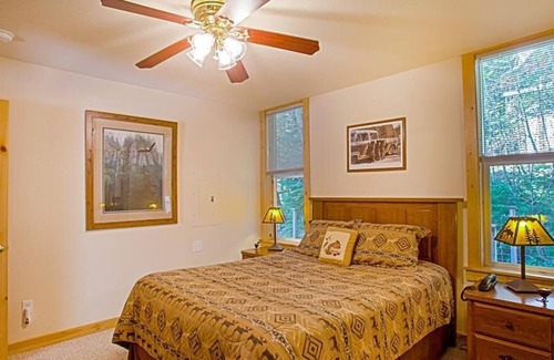 Paradise Estates Cabin | Cozy Mt. Rainier Cabin. Has WiFi, A/C & BBQ. Perfect For Couples. Dog-Friendly.