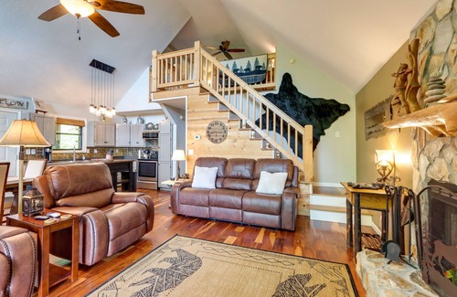 Unaka Cabin | Cozy Murphy Cabin w/Decks & Mountain Views!